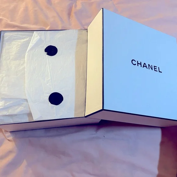 Authentic Chanel Gabrielle Fragrance and Lotion set FS gold wrap Velcro ribbon - Picture 3 of 7